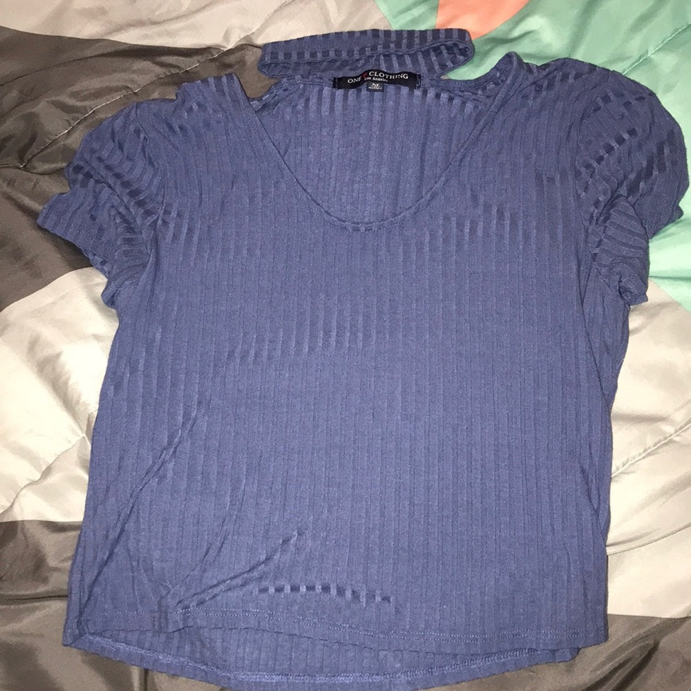 Blue shirt w choker.